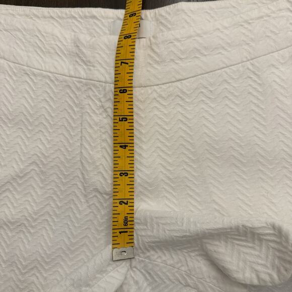 Crown & Ivy Women’s Shorts Size 2 White Textured Scalloped Hem 4” Inseam - Picture 6 of 8